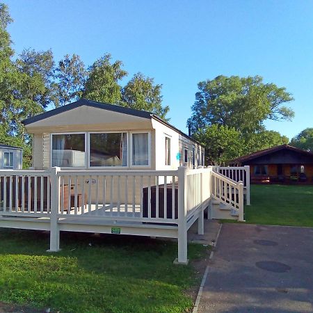 Beautiful 3 Bedroom Caravan With Hot Tub - Tattershall Lakes المظهر الخارجي الصورة