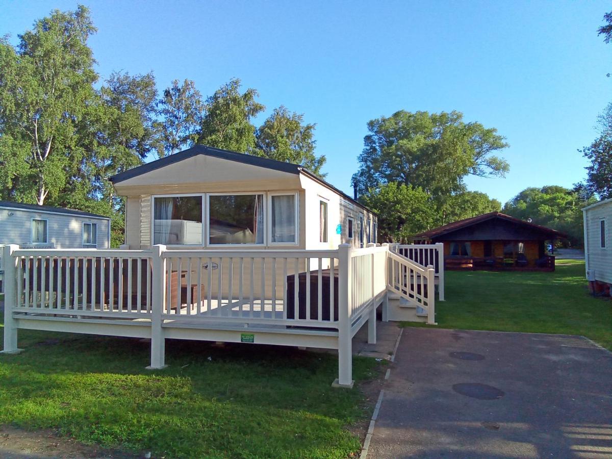 Beautiful 3 Bedroom Caravan With Hot Tub - Tattershall Lakes المظهر الخارجي الصورة