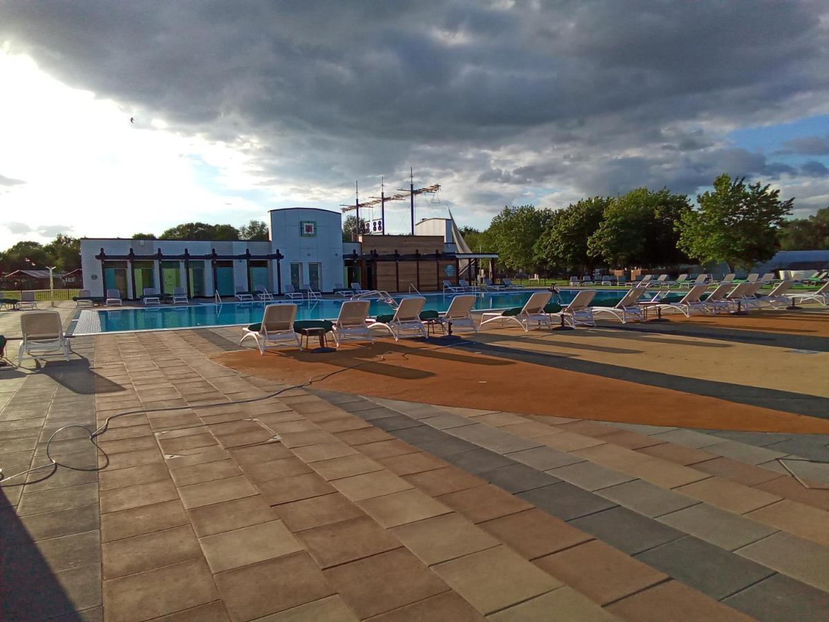 Beautiful 3 Bedroom Caravan With Hot Tub - Tattershall Lakes المظهر الخارجي الصورة