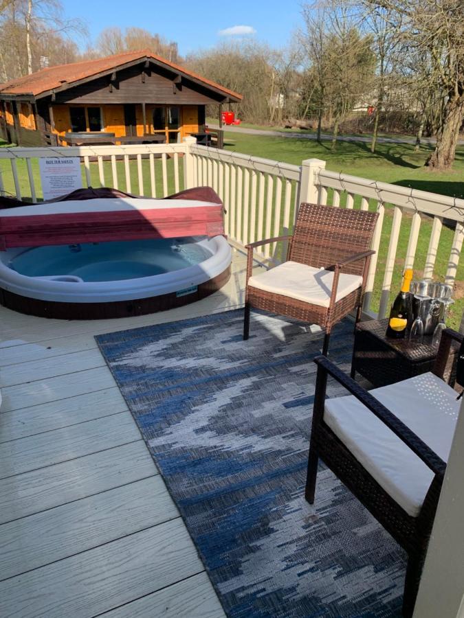 Beautiful 3 Bedroom Caravan With Hot Tub - Tattershall Lakes المظهر الخارجي الصورة