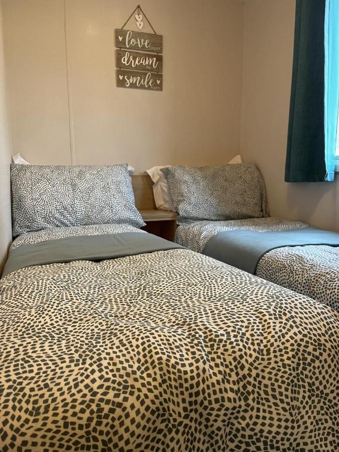 Beautiful 3 Bedroom Caravan With Hot Tub - Tattershall Lakes المظهر الخارجي الصورة